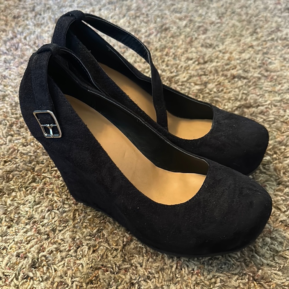 Shi by Journeys Wedges Size 6.5